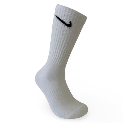 Nike crew socks in white with black Swoosh logo – unisex